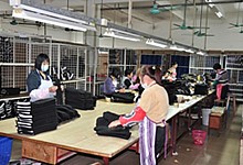 The oven mitt is checked for any sewing issues. The oven mitt is checked for any sewing issues.
